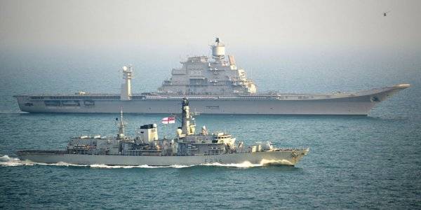 Британские ВМС оказывают российским кораблям «эскорт-услуги»