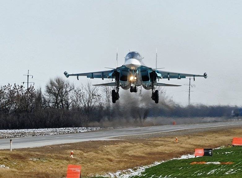 Впервые в России: зачем Су-30М2 и Су-34 отрабатывали «конвейерную посадку»
