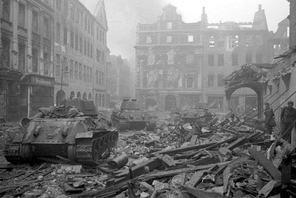 Почему в феврале 1945 года советские войска не стали брать Берлин