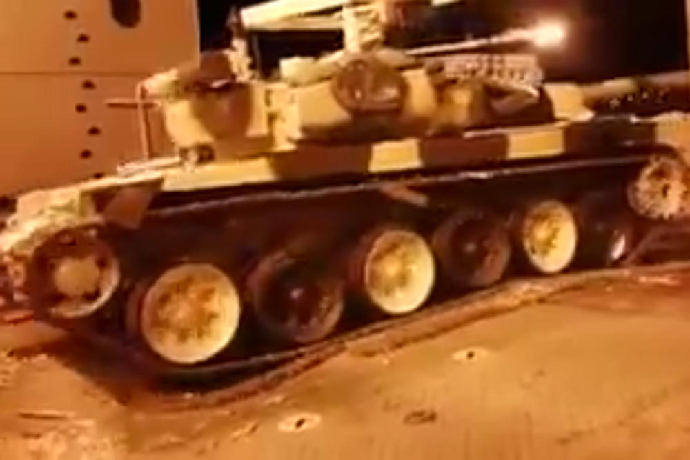 Появилось видео погрузки на грузовое судно танков Т-90С для Ирака