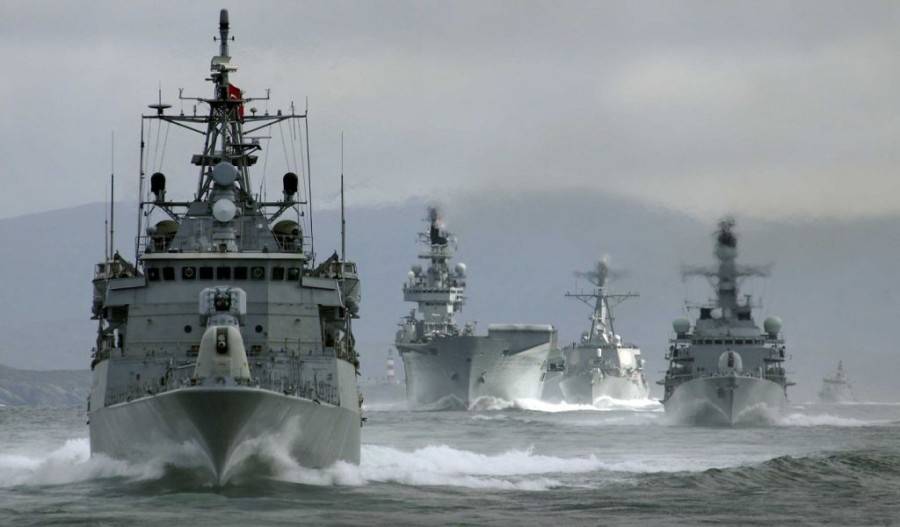 Военные корабли Турции самовольно перехватили буровое судно у берегов Кипра