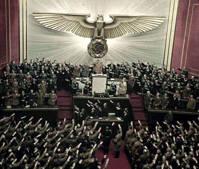 «Выскочка с толпой штурмовиков». Почему обездоленные немцы пошли за Гитлером?