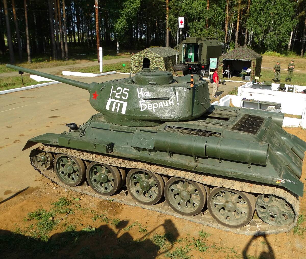 Модернизированный советский средний танк Т-34/85 - фотообзор