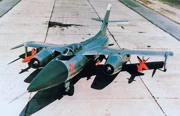Универсальный воздушный солдат  Як-28 с атомной "Наташей"