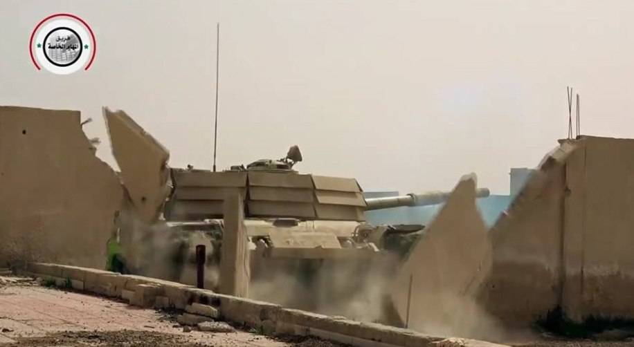 Т-72 с "уголковой защитой" выступил в роли тарана в боях под Дамаском