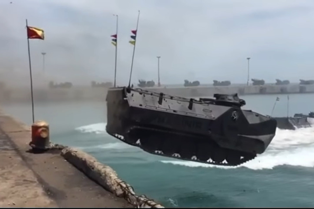 Впечатляющий и опасный прыжок машины-амфибии в океан показали на видео