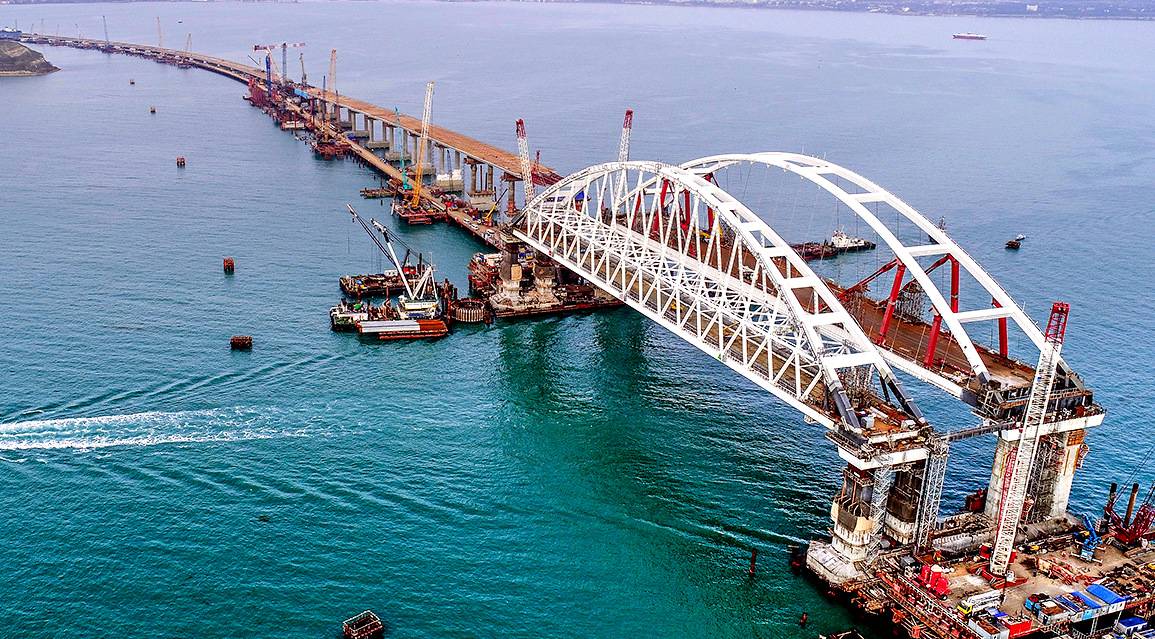 Крымский мост превратился в 19-километровую мишень