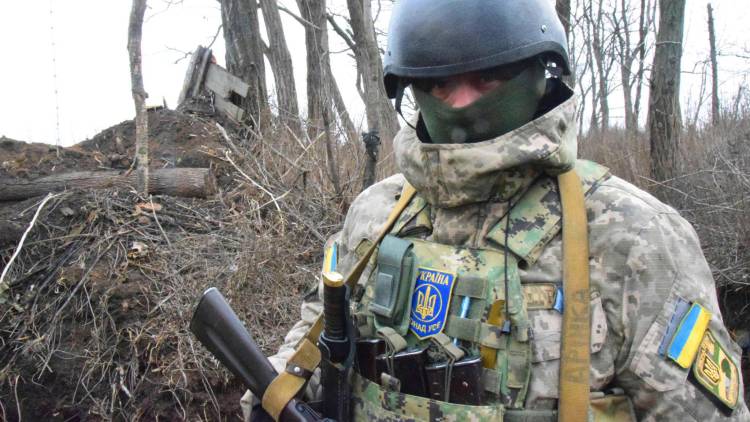 Ветераны АТО массово ввозят на Украину летальное оружие