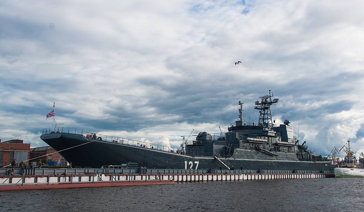 Возвращение в Россию: БДК «Минск» завершил морской поход