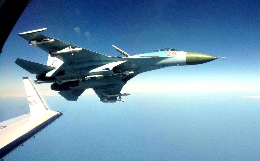 Российский Су-27 «грубо» перехватил американский военный самолет