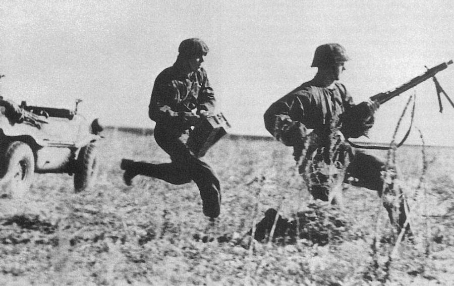 Немецкая пехота собиралась убежать от советских пулеметчиков