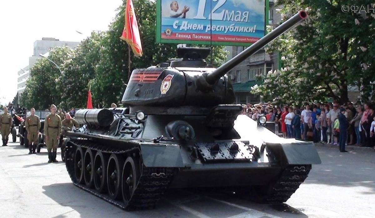 «Грады», «Гвоздики» и Т-34: в ЛНР показали военную мощь на Параде Победы