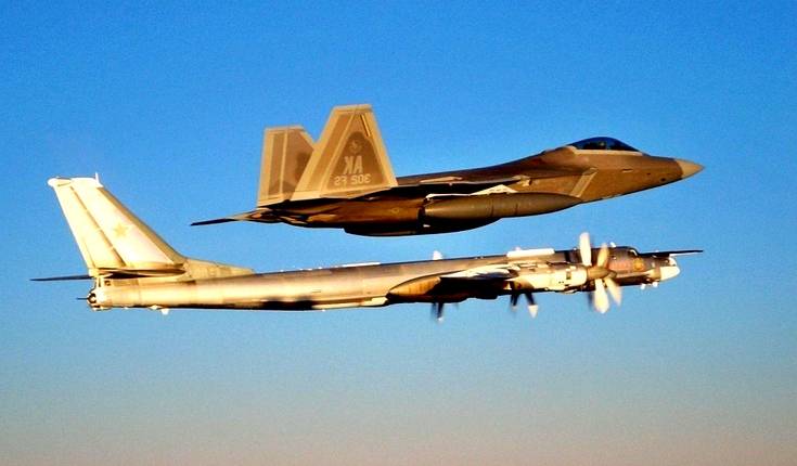 Американские «невидимки» F-22 перехватили российские Ту-95МС