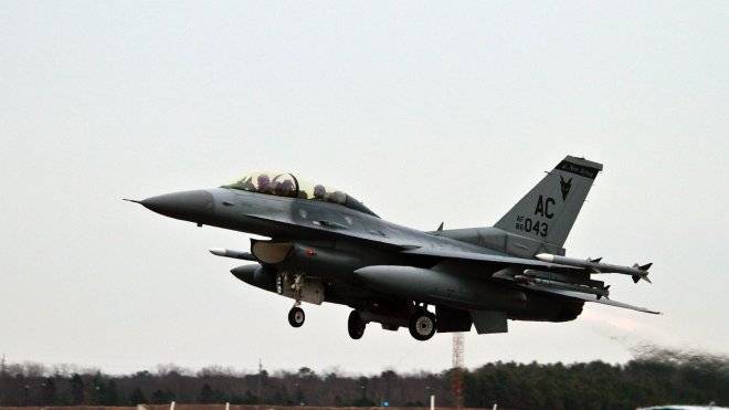 В Сети появились кадры, как в двигатель американского F-16 попадает птица