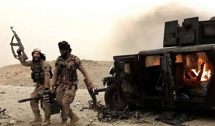 Талибы нанесли мощный удар по коалиции США: горящая техника попала на видео