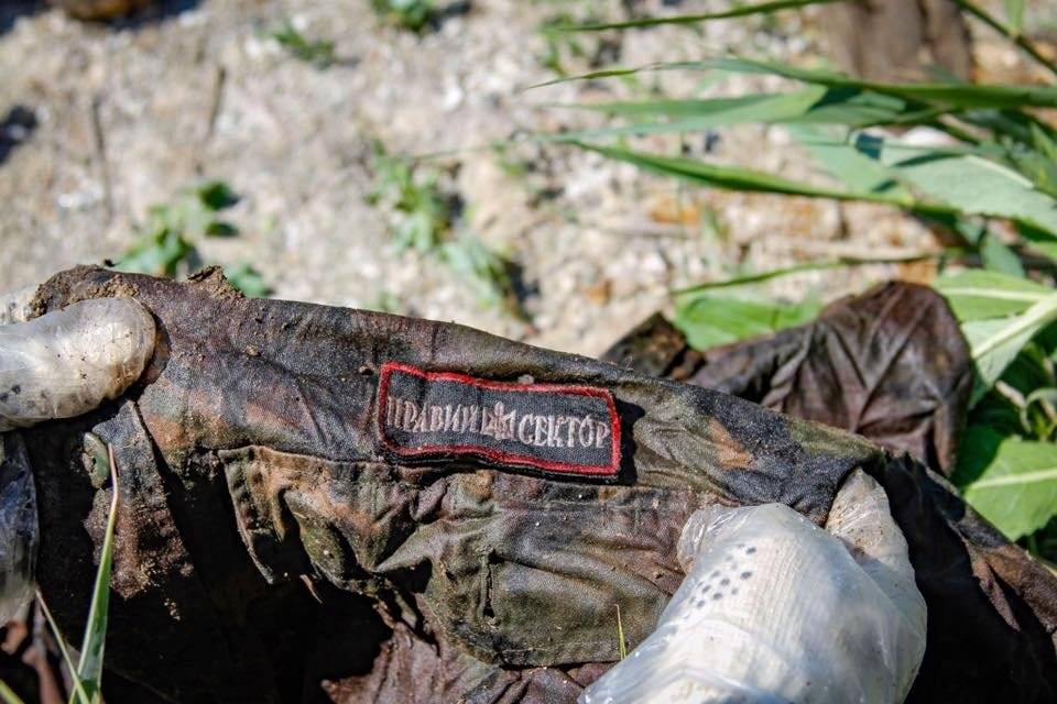 На Украине откопали мешки с вещами солдат, погибших в «Иловайском котле»