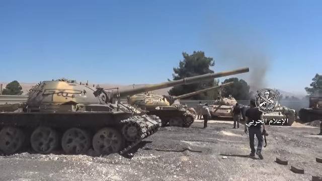 Сирийские военные показали оставленные террористами танки на видео