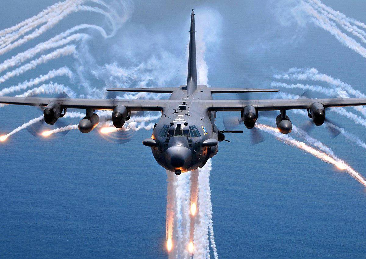 Бреющий полет "гиганта" попал на видео: С-130 пронесся в метре над военными