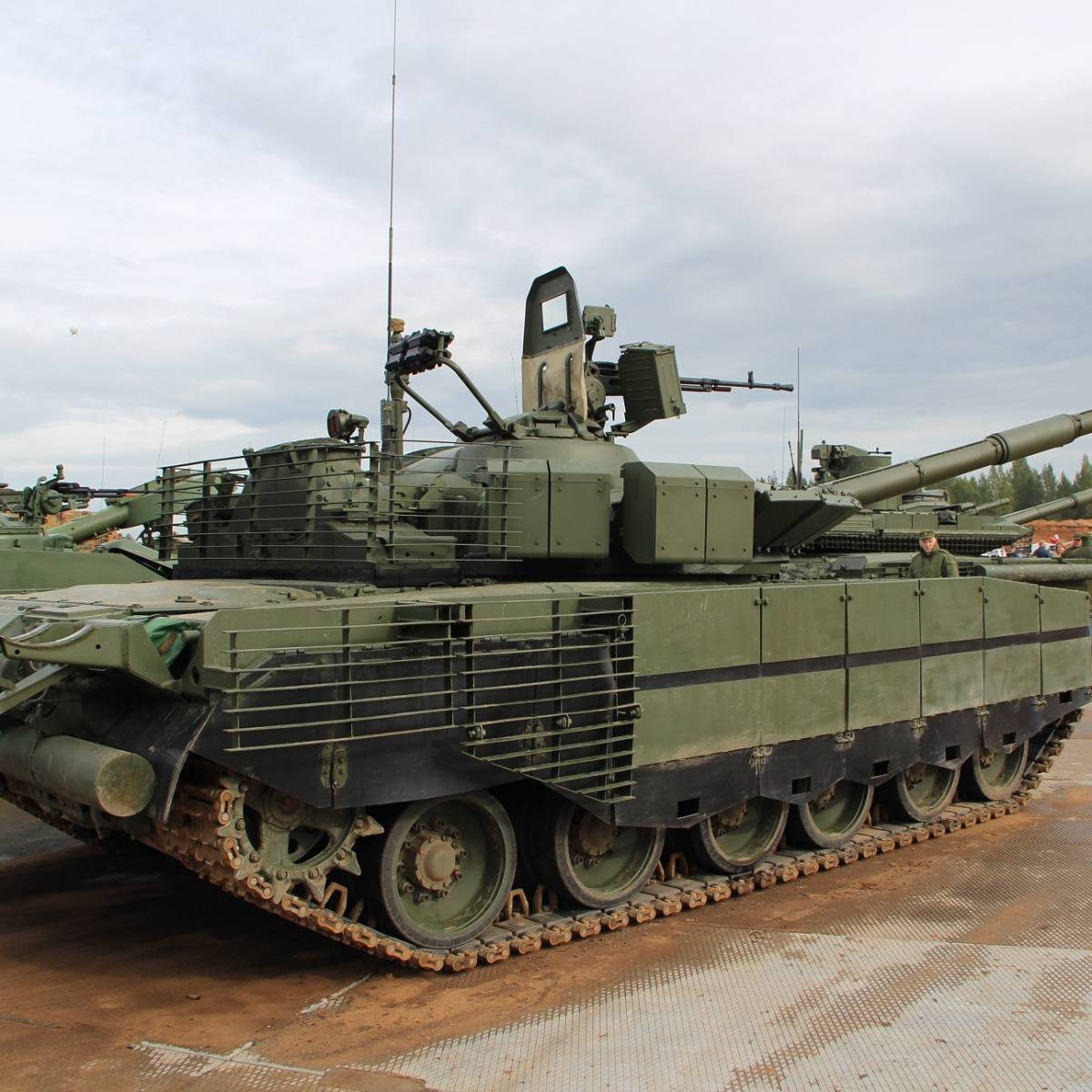Военные начали испытания модернизированных танков Т-80БВМ и Т-72Б3М