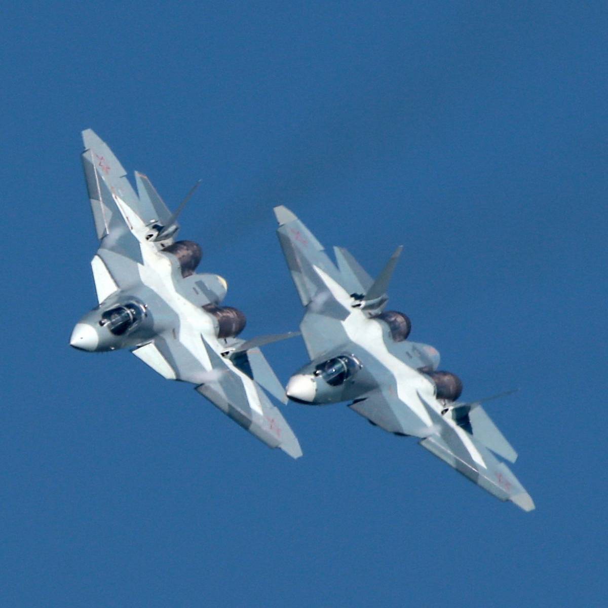 Боевой разворот истребителей пятого поколения Су-57 сняли с беспилотника