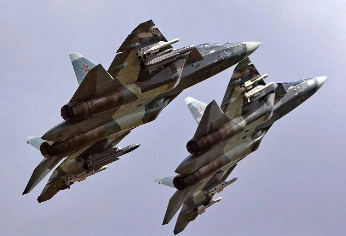 Су-35С против Су-57: западные СМИ сравнили российские истребители