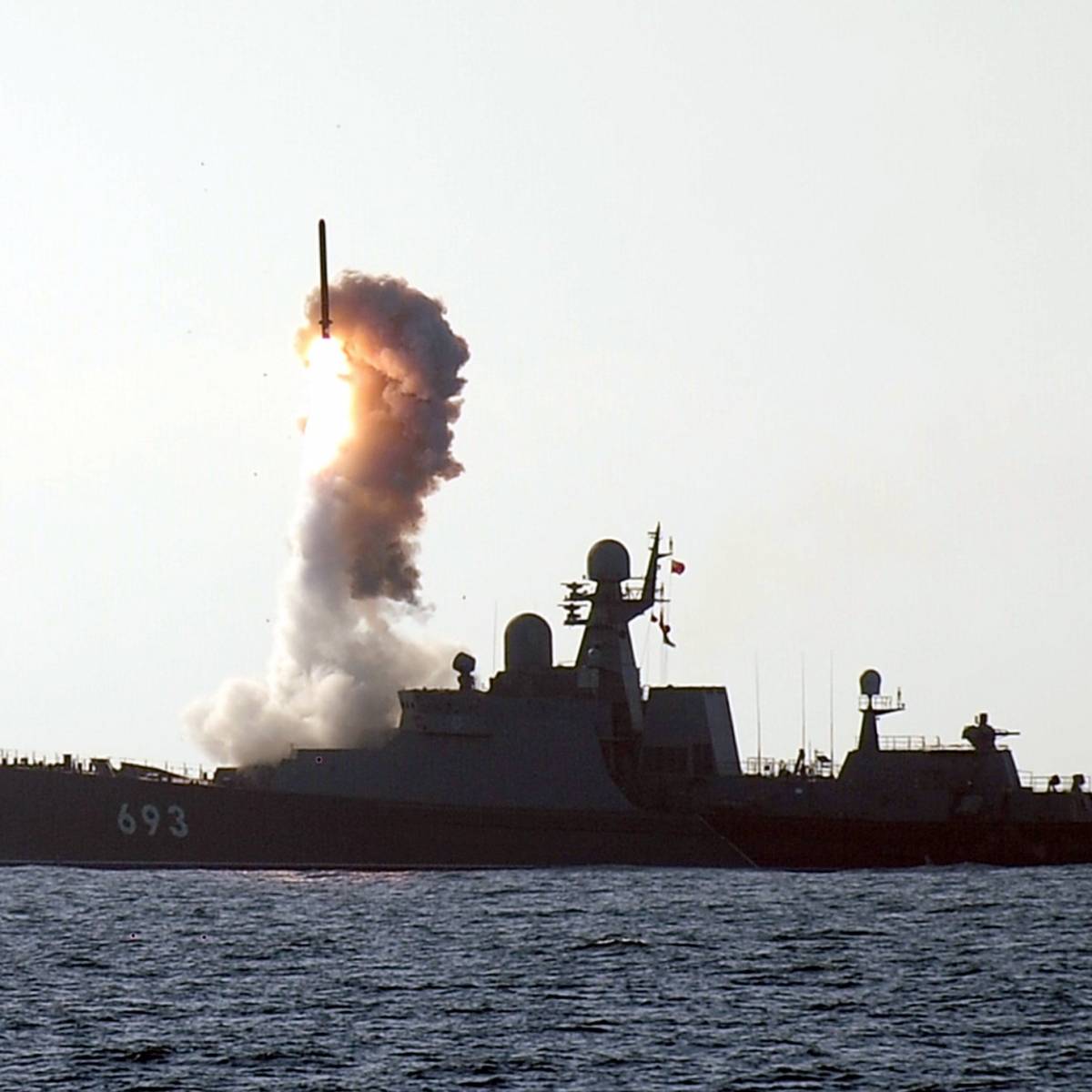 Корабли Каспийского флота и авиация ЮВО уничтожили морских «диверсантов»