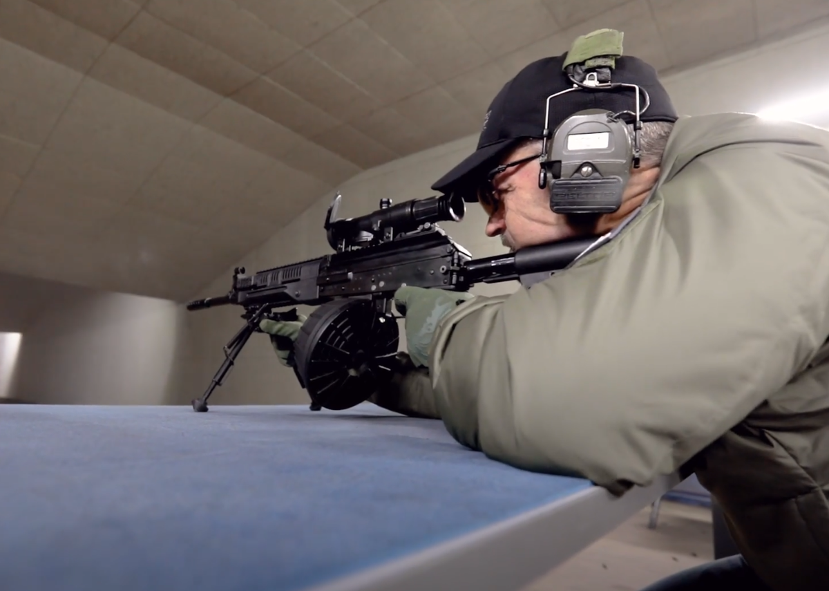 Американец испытал ручной пулемет Калашникова РПК-16: «Мишень стало жалко»