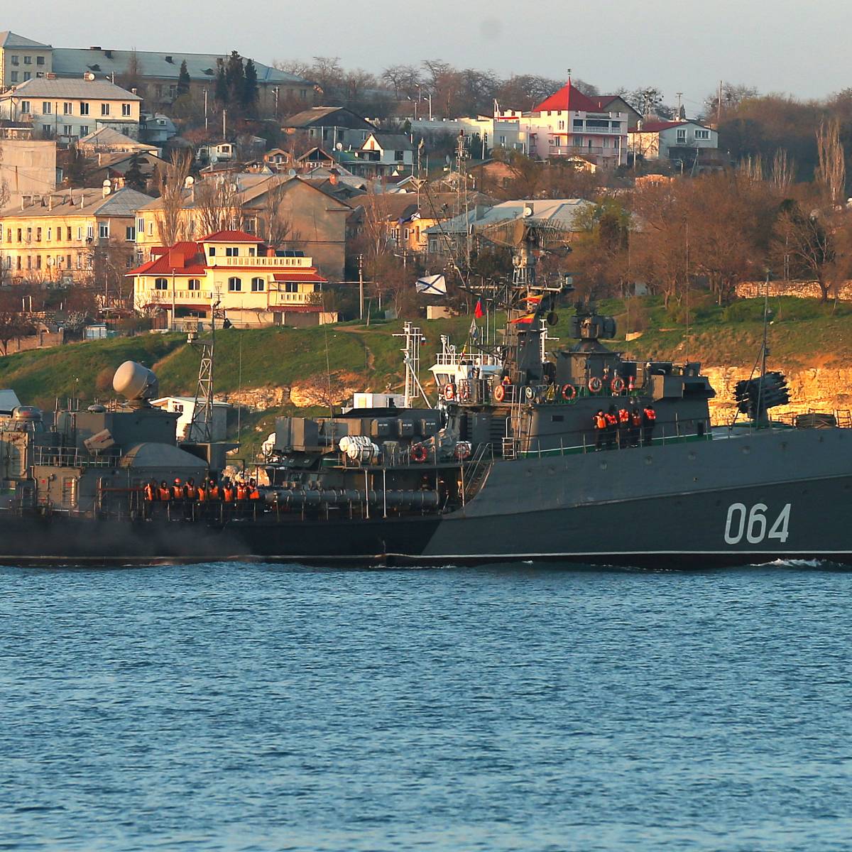 Экипажи кораблей Черноморского флота разыграли морскую дуэль