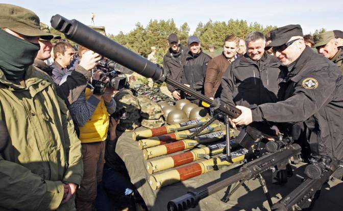 Запад вооружает Украину до зубов, готовя к войне
