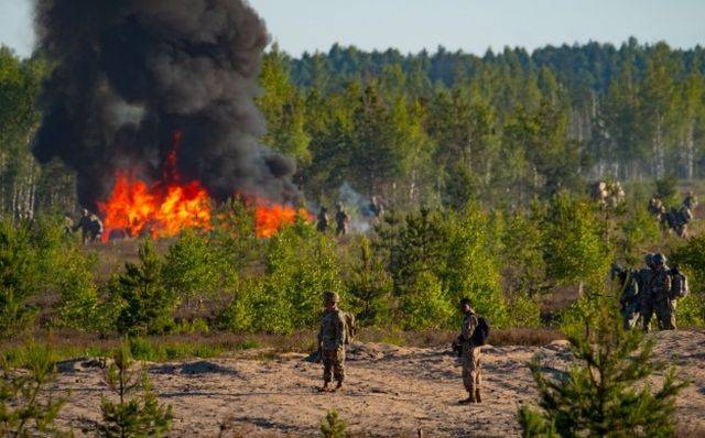 В Латвии во время высадки десанта США загорелась платформа с техникой