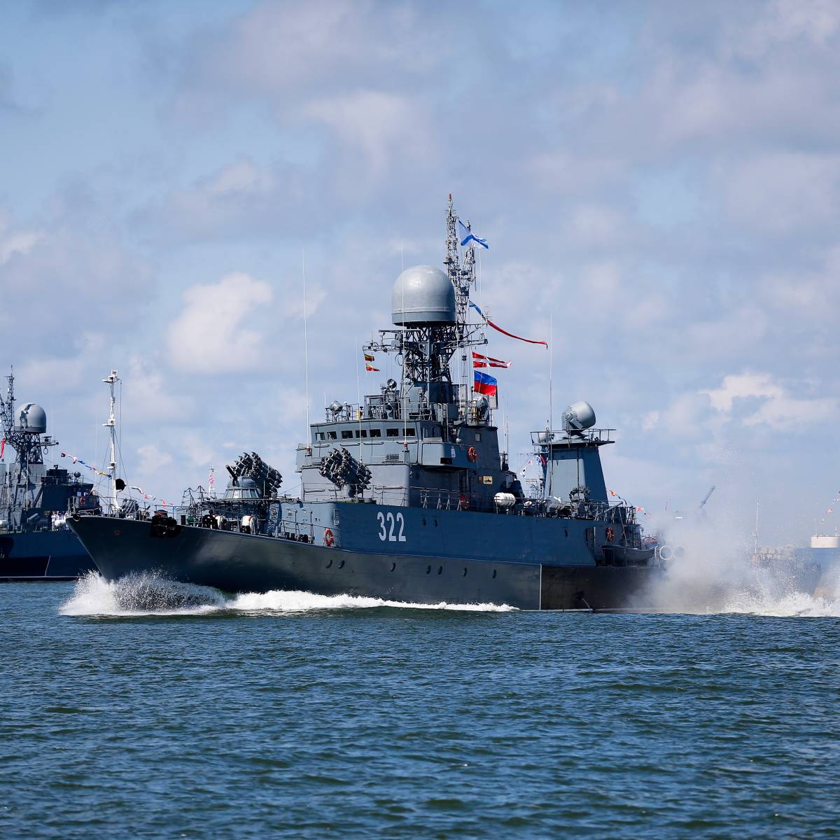 Корабли Балтийского флота вышли на поиски подлодки «противника»
