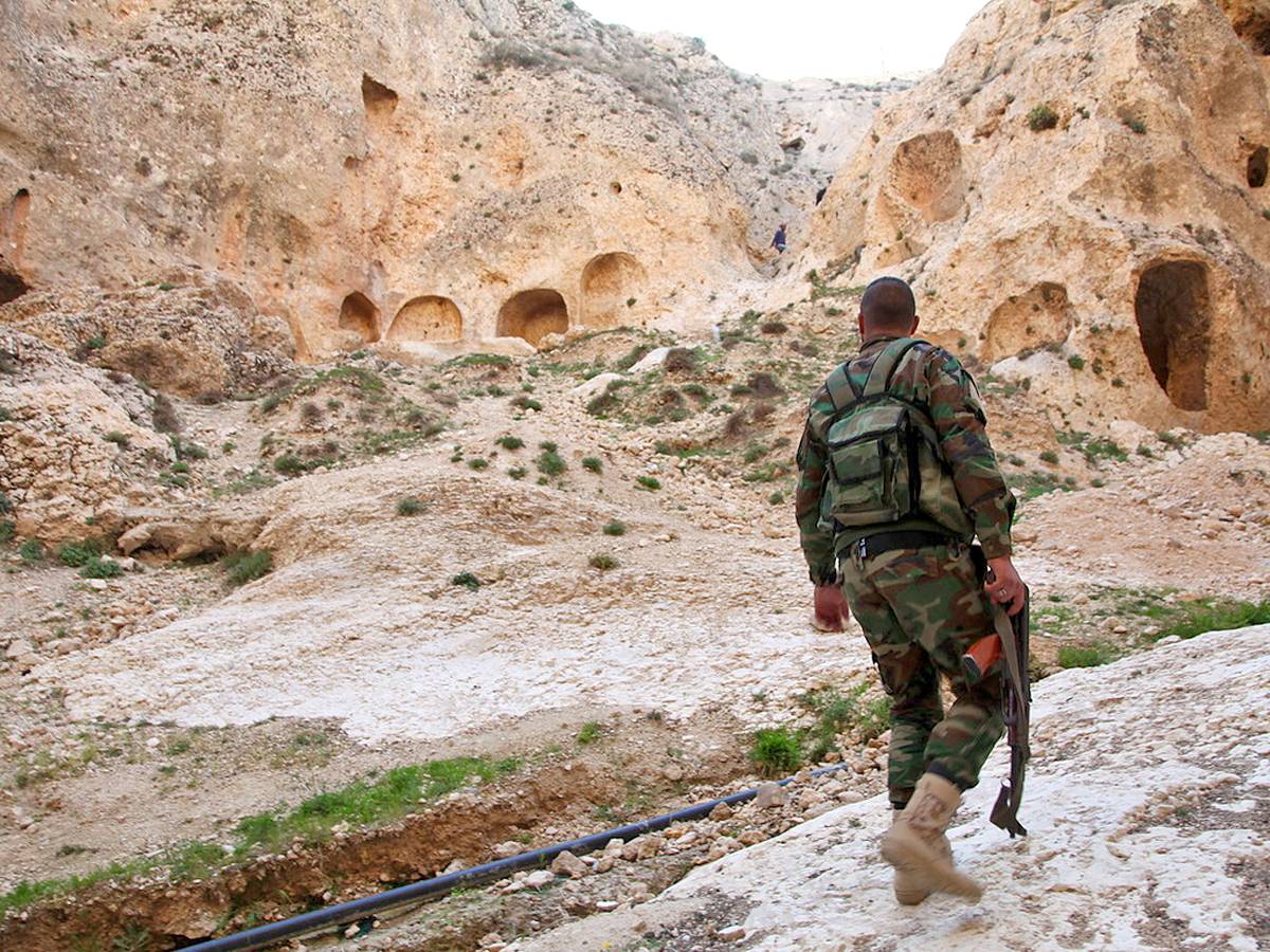 Ударная зачистка: САА атакуют боевиков в пещерах Ляджат