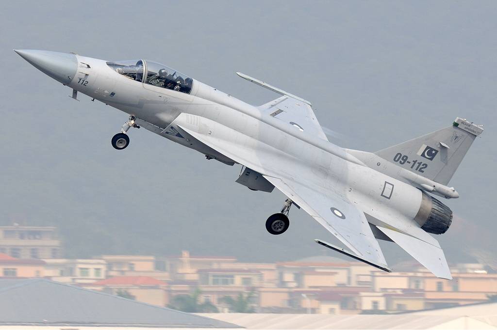JF-17:  китайский гибрид советского МиГ-21 и американского F-16