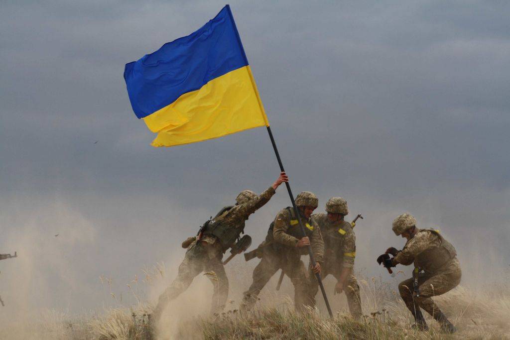 Солдаты ВСУ водрузили флаг Украины над поселком в Донбассе