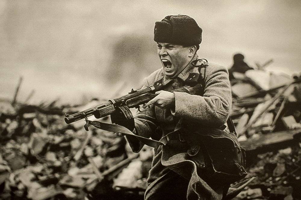 Русский солдат оружие на поле боя не бросает