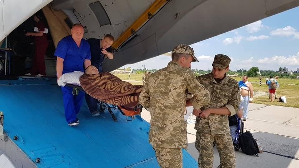В Одессу экстренным бортом доставили 13 раненых солдат