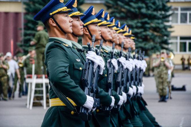 Китайские солдаты на параде 3 июля – Дальний Восток против более близкого?