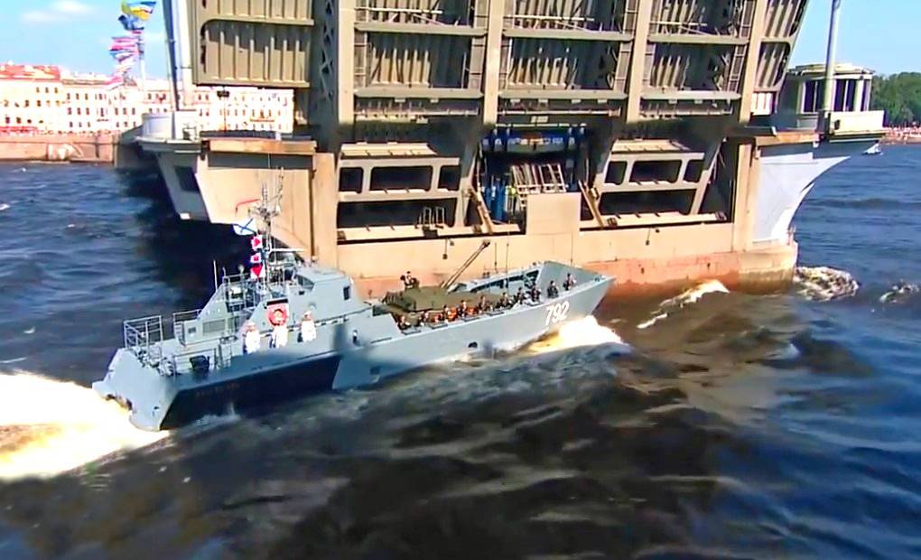 Корабль ВМФ РФ врезался в опору моста на параде в Санкт-Петербурге