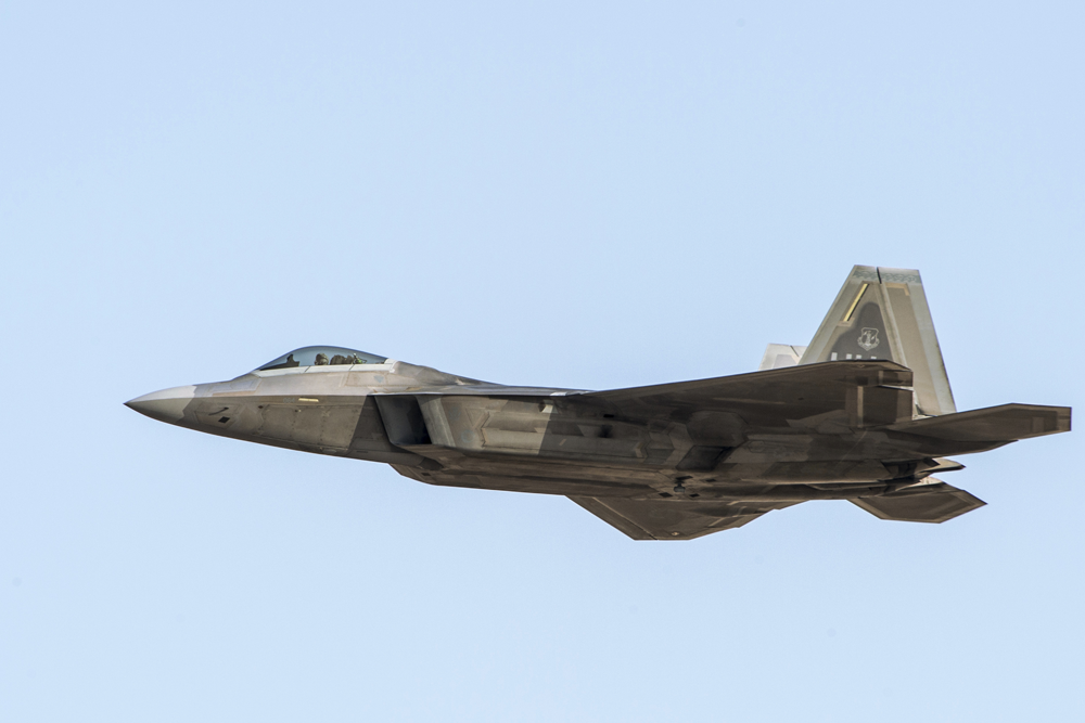 "Ахиллесова пята" F-22: почему США свернули производство "Рапторов"