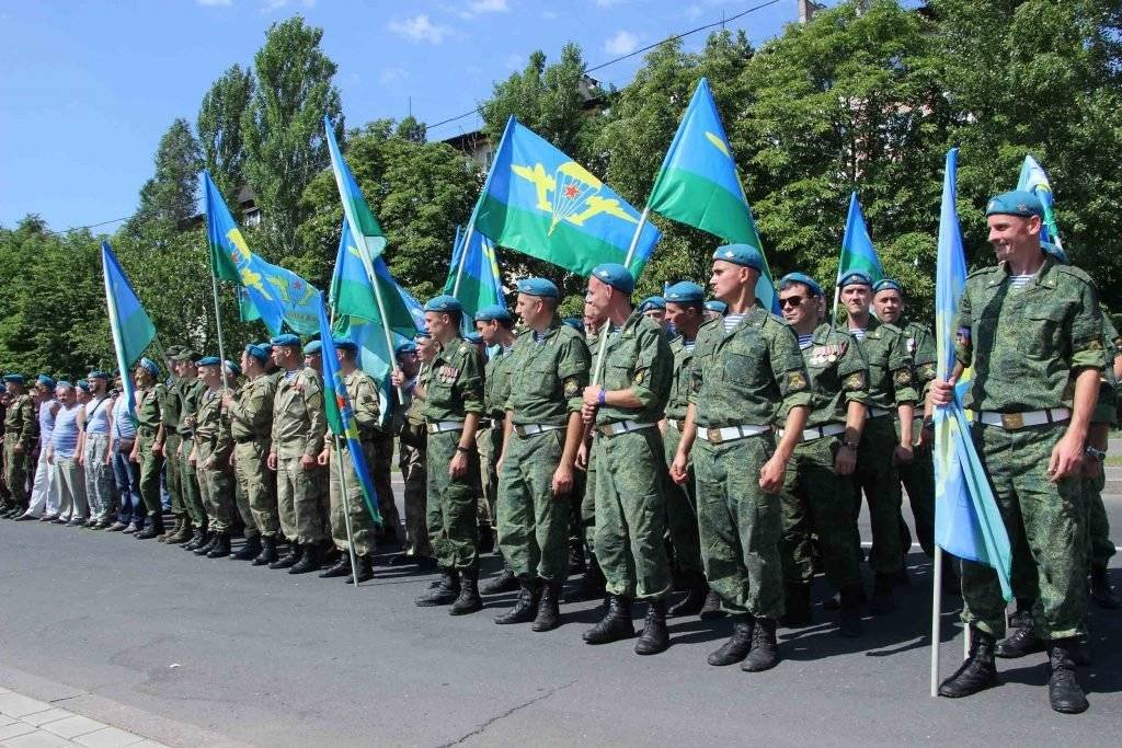 Украинским десантникам угрожают арестом за голубой берет