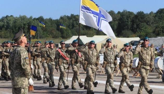 Порошенко поручил заменить воинское приветствие на "Слава Украине"