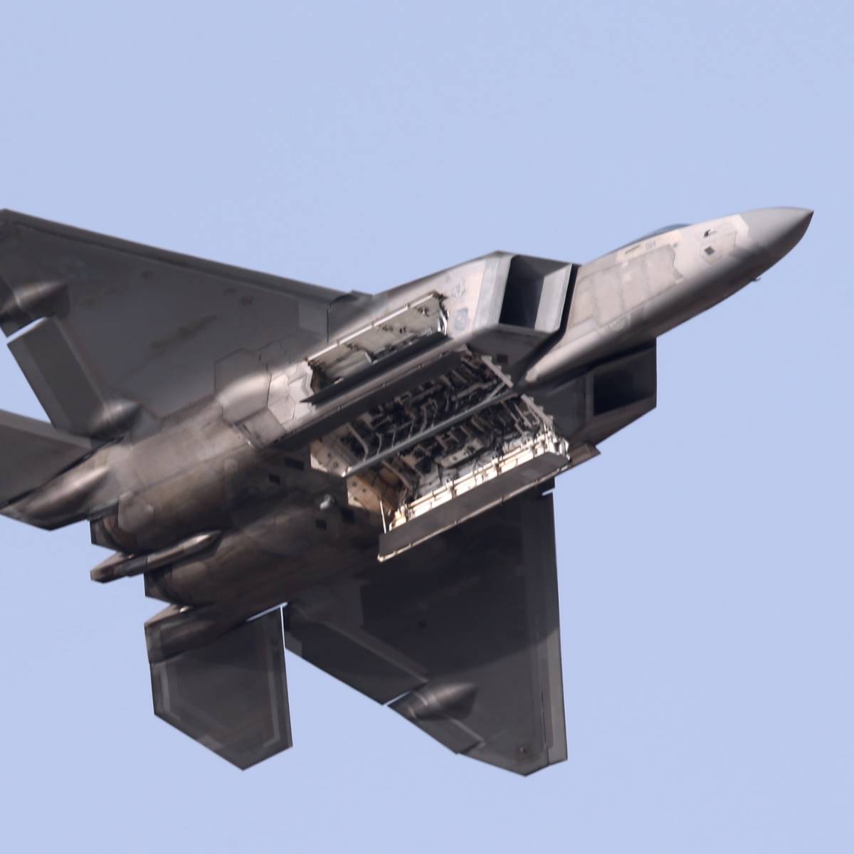 США разместили в Европе эскадрилью истребителей F-22 для сдерживания России