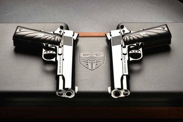 Набор зеркальных пистолетов Mirror Image Pistols от Cabot Guns