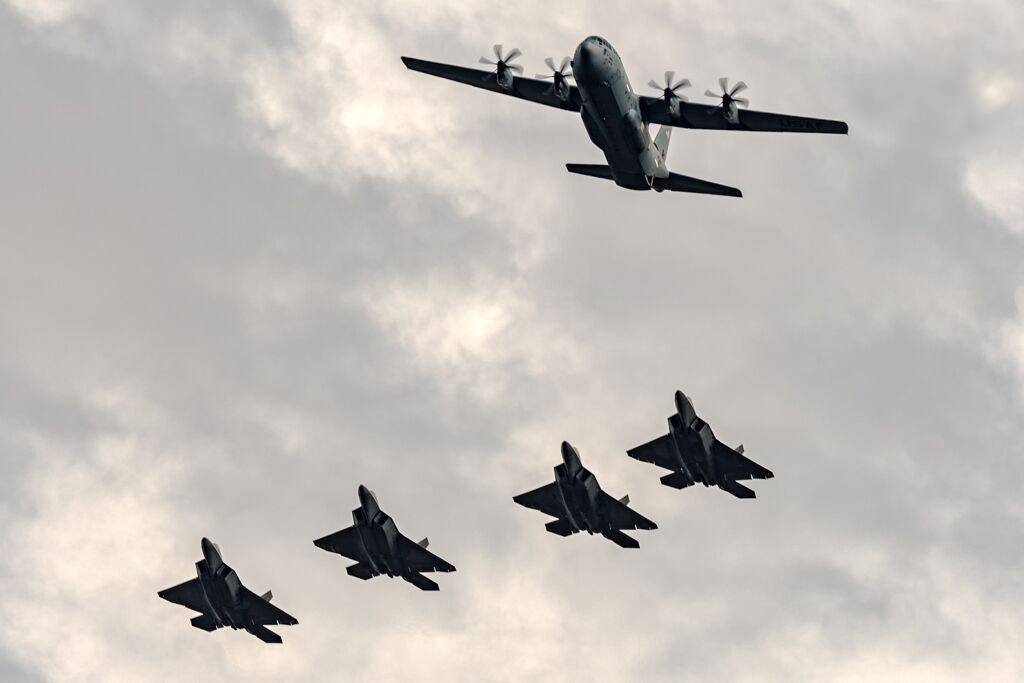 Американские F-22 Raptor стали гвоздем парада на дне «независимости» Польши