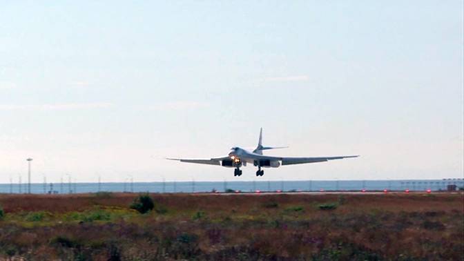 Есть посадка: российские стратеги Ту-160 впервые приземлились в Анадыре