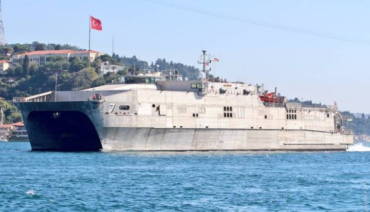 Что значит появление десантного корабля США в Черном море