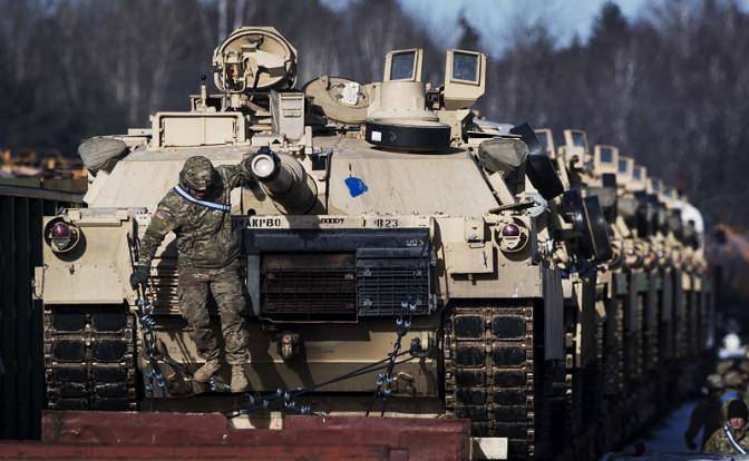 «США построят 1350 Abrams и въедут на Красную площадь»