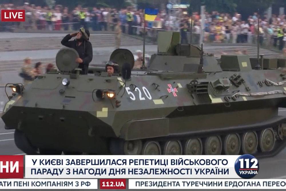 МТ-ЛБу с "ведром" от "Оплота" заметили на репетиции парада в Киеве