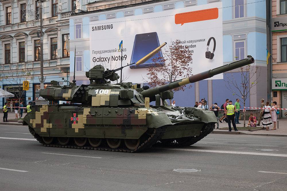 Украинский танк "Ятаган" заглох по дороге на репетицию парада в Киеве