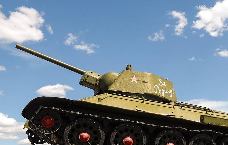Танк Т-34 перевернулся после парада в Курске